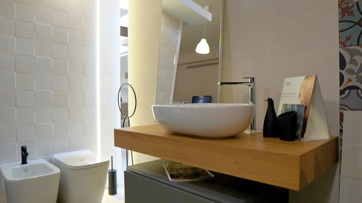 Ciascuno ha la propria idea di bagno ideale, con vasca o doccia, lavabo d'appoggio o freestanding, sanitari da appoggio o sospesi..