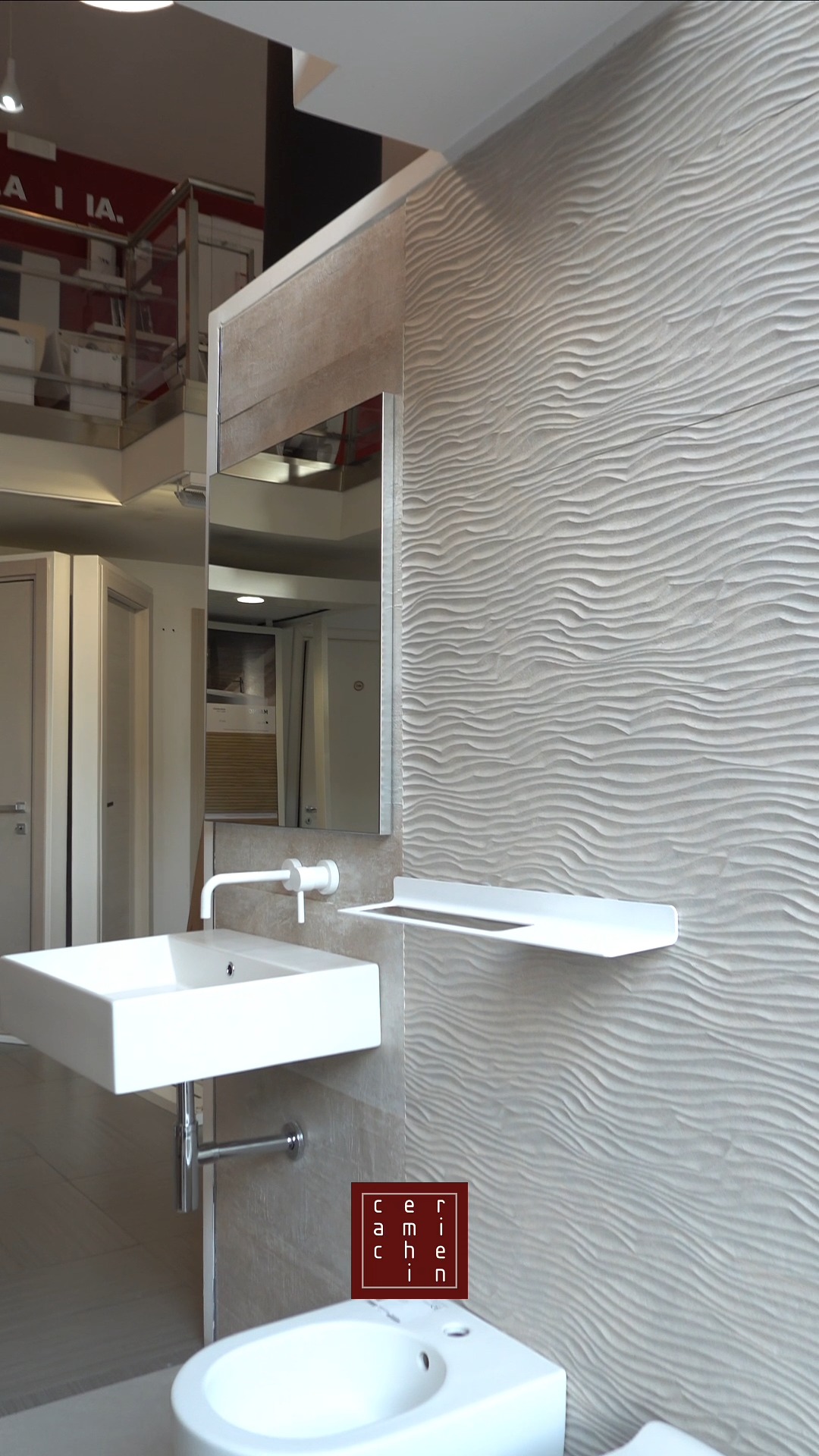 Texture materiche, superfici in rilievo e linee essenziali: il design